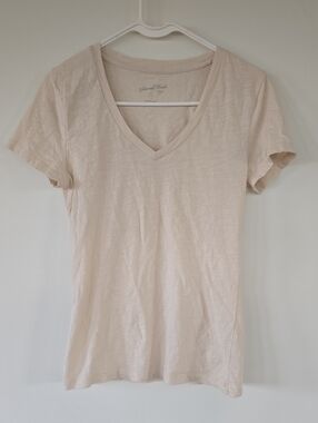Universal Thread Women's V-Neck Short Sleeve Tee in Ivory